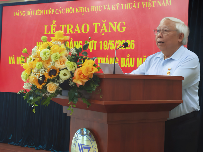 TS. TRẦN QUANG CHÂU - CHỦ TỊCH VAAST THUỘC VUSTA VINH DỰ ĐÓN NHẬN HUY HIỆU 60 NĂM TUỔI ĐẢNG TỪ ĐẢNG ỦY MẶT TRẬN TỔ QUỐC VIỆT NAM